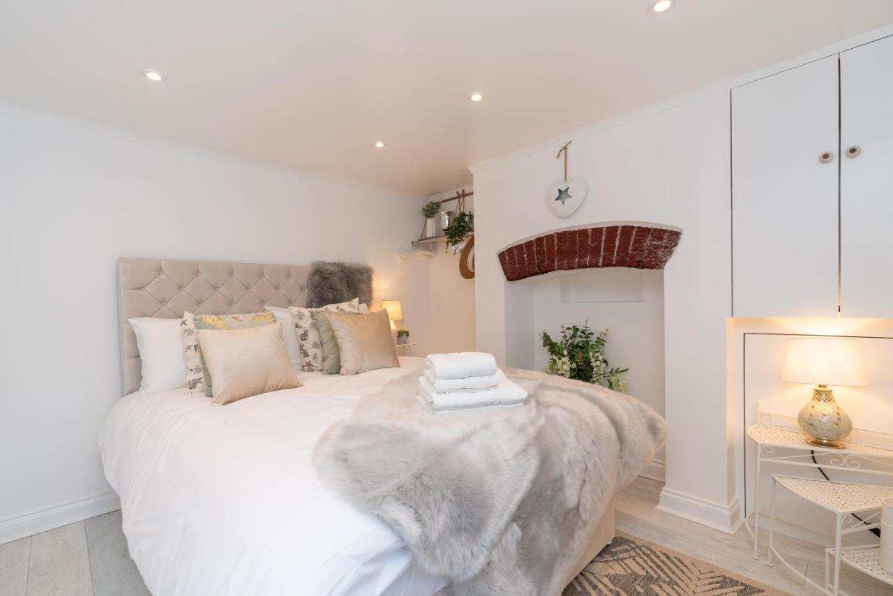Central Apartment - With Patio And Sofa Bed! チェルトナム エクステリア 写真