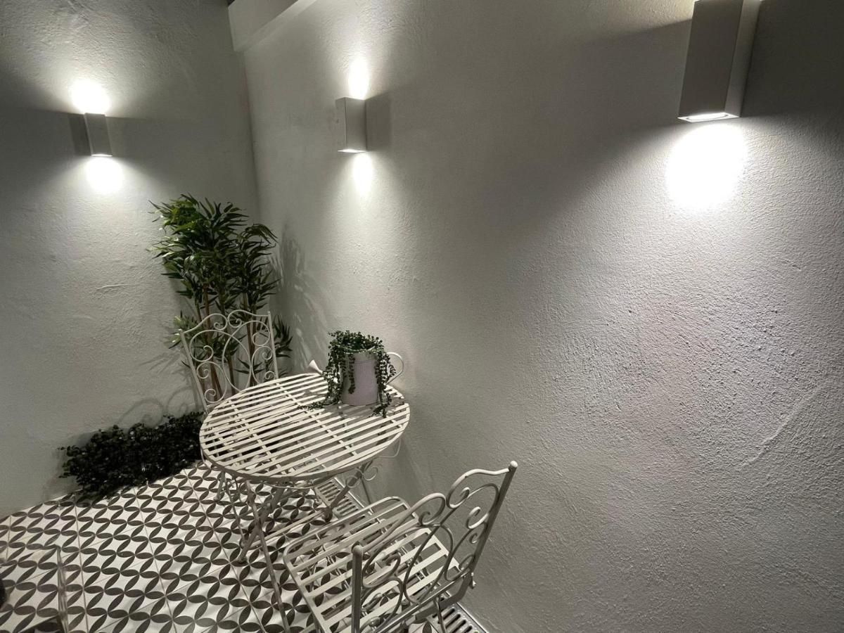 Central Apartment - With Patio And Sofa Bed! チェルトナム エクステリア 写真